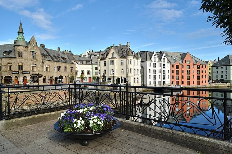 Salary Increase Requirements for Work Permit Applicants in Norway coming into force Today, September 1st
